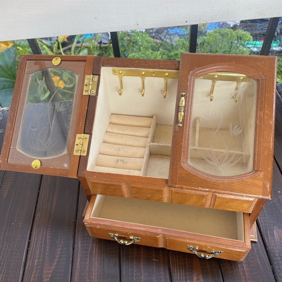 Jewelry box - Picture 2 of 2